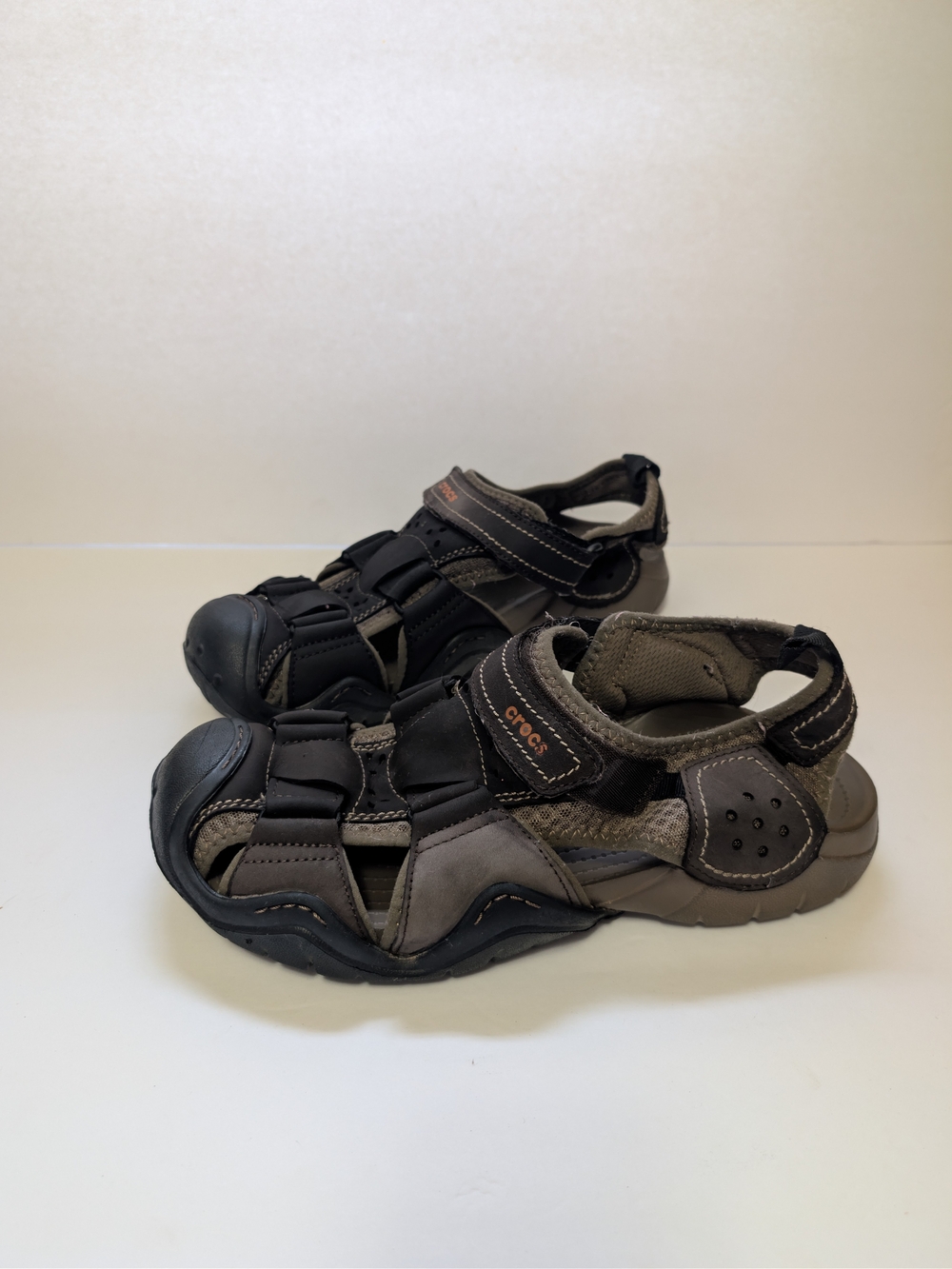 Crocs Men's Swiftwater Leather Fisherman Sandals – Brown/Black – Size M11